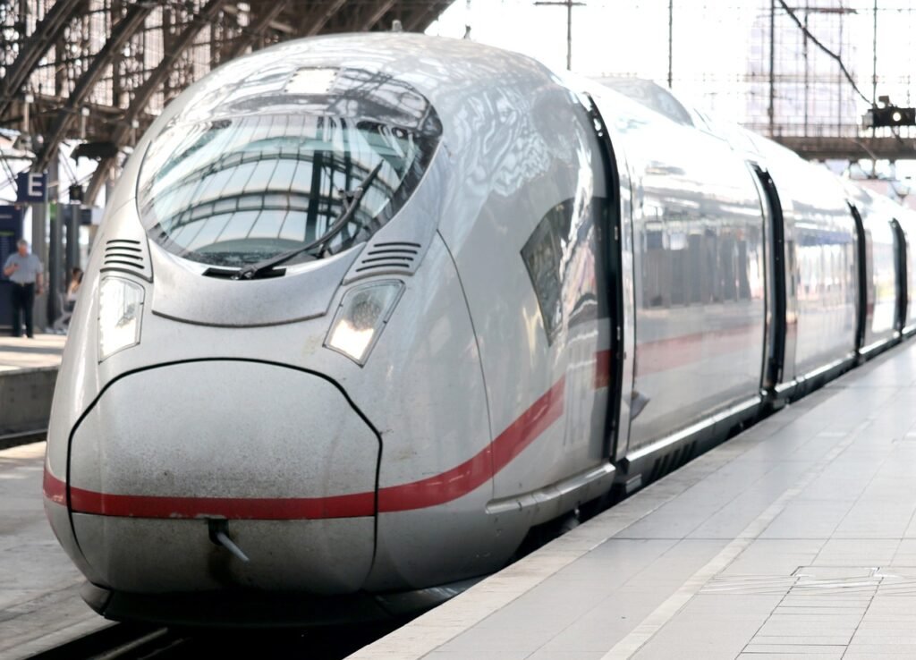Luxury taxi service Paris – VIP taxi at Paris train station
