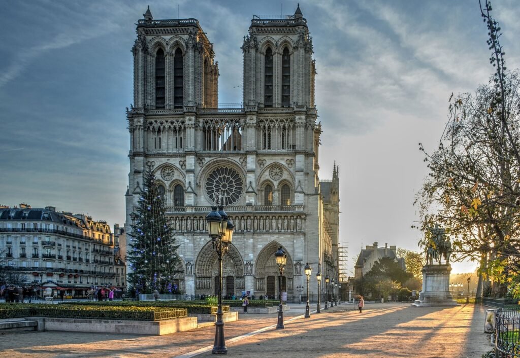 Luxury taxi service Paris – chauffeur transfer to Notre-Dame de Paris