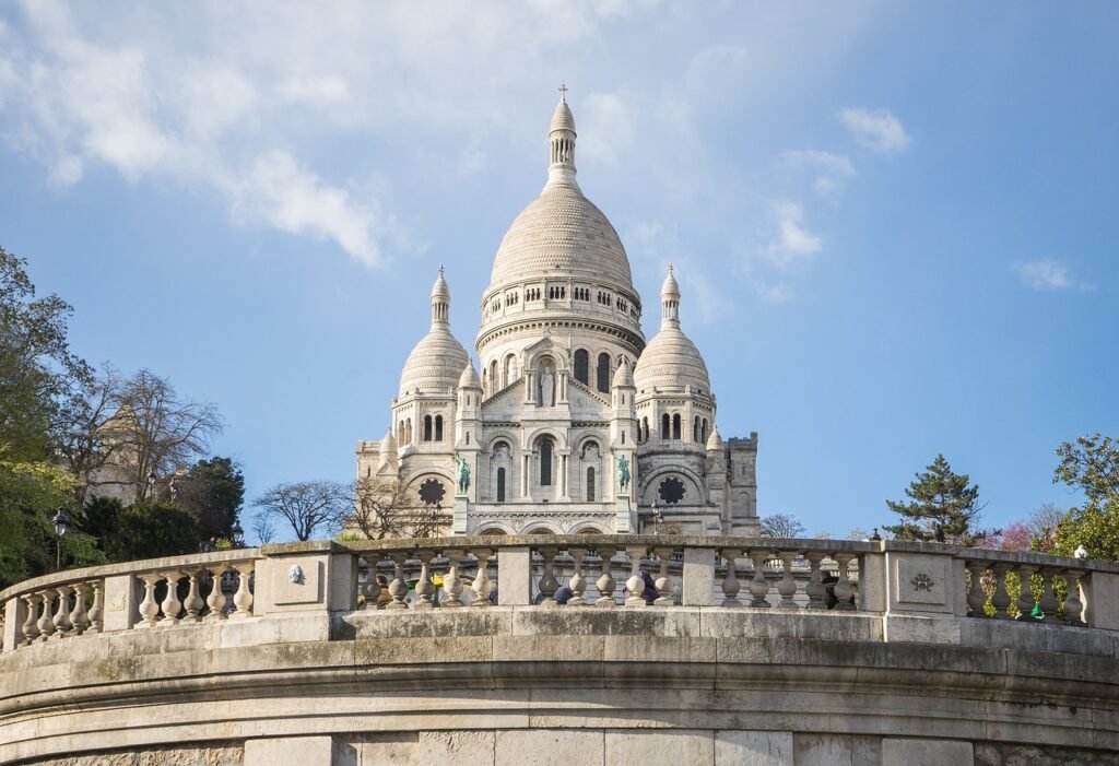 Luxury taxi service Paris – premuim ride to Montmartre Paris