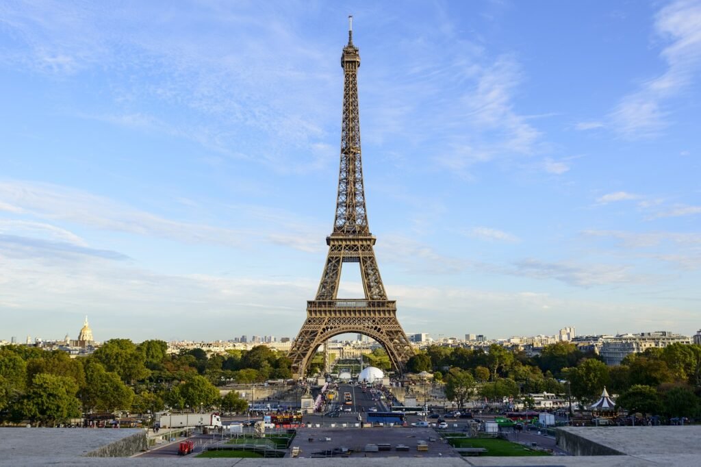 Luxury taxi service Paris – VIP transfer with Eiffel Tower view