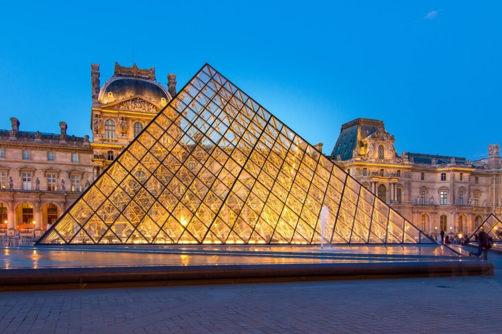 Luxury taxi service Paris – VIP taxi near Louvre Pyramid