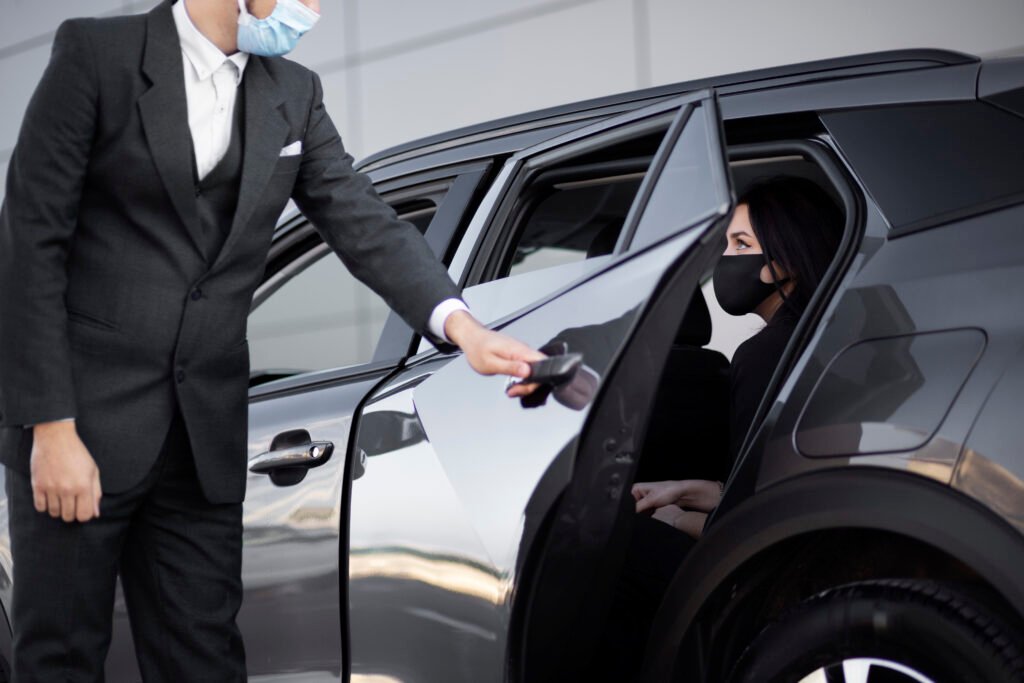Luxury taxi service Paris – VIP chauffeur service helping client Luxury taxi service Paris – VIP chauffeur service helping client